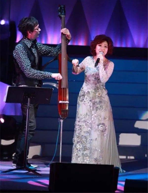 金曲之母张德兰晒庆生照,60岁打扮还花哨,但天然脸气质优雅啊!_感觉