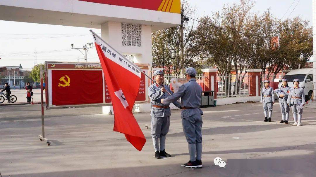 活动当天,全体人员身着红军装,在辛口镇第六埠村党群活动中心举行了