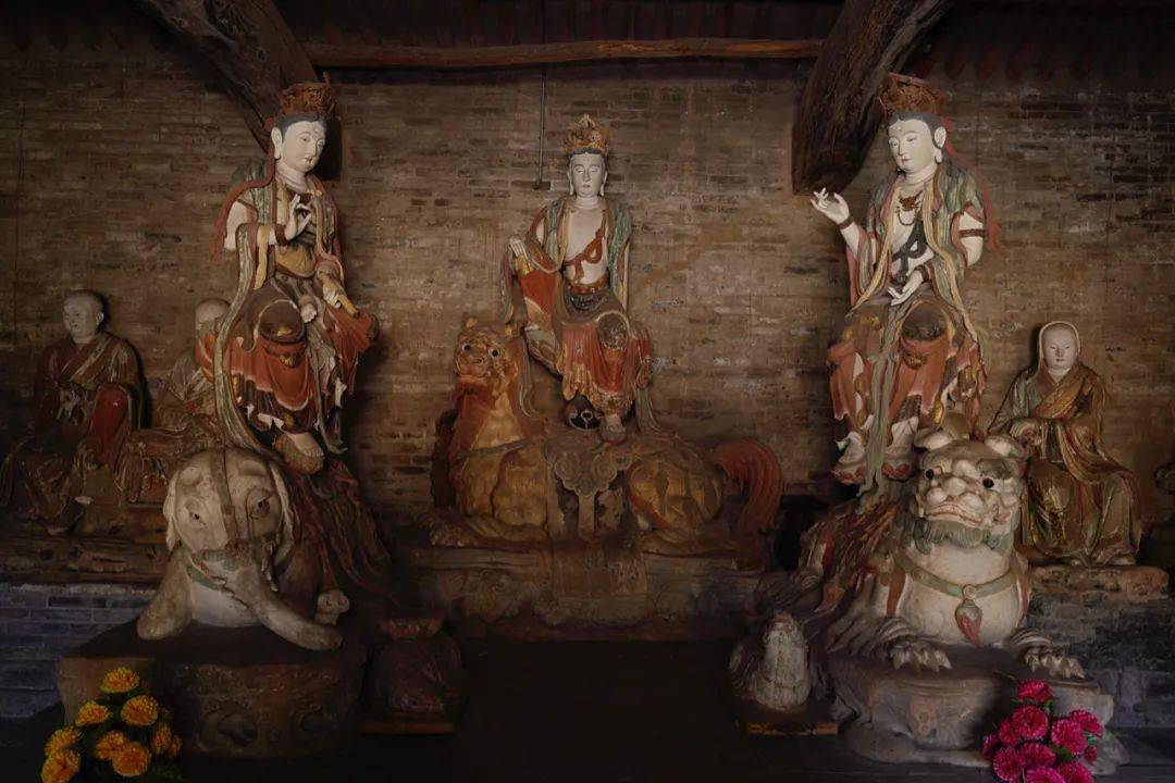 三大士殿殿内佛坛束腰须弥式,束腰剔地突起雕花草纹,间柱上雕兽面,为