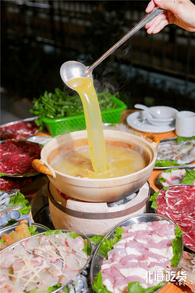 炭烧火锅老板将这个地道吃法和味道带回了北海!"看得到的新鲜