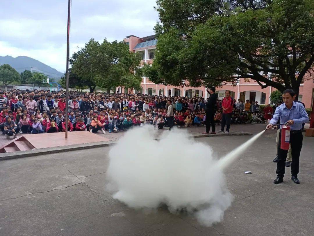 11月9日下午,崇贤中学师生在赣州消防站魏晋教官的专业指导下,进行了