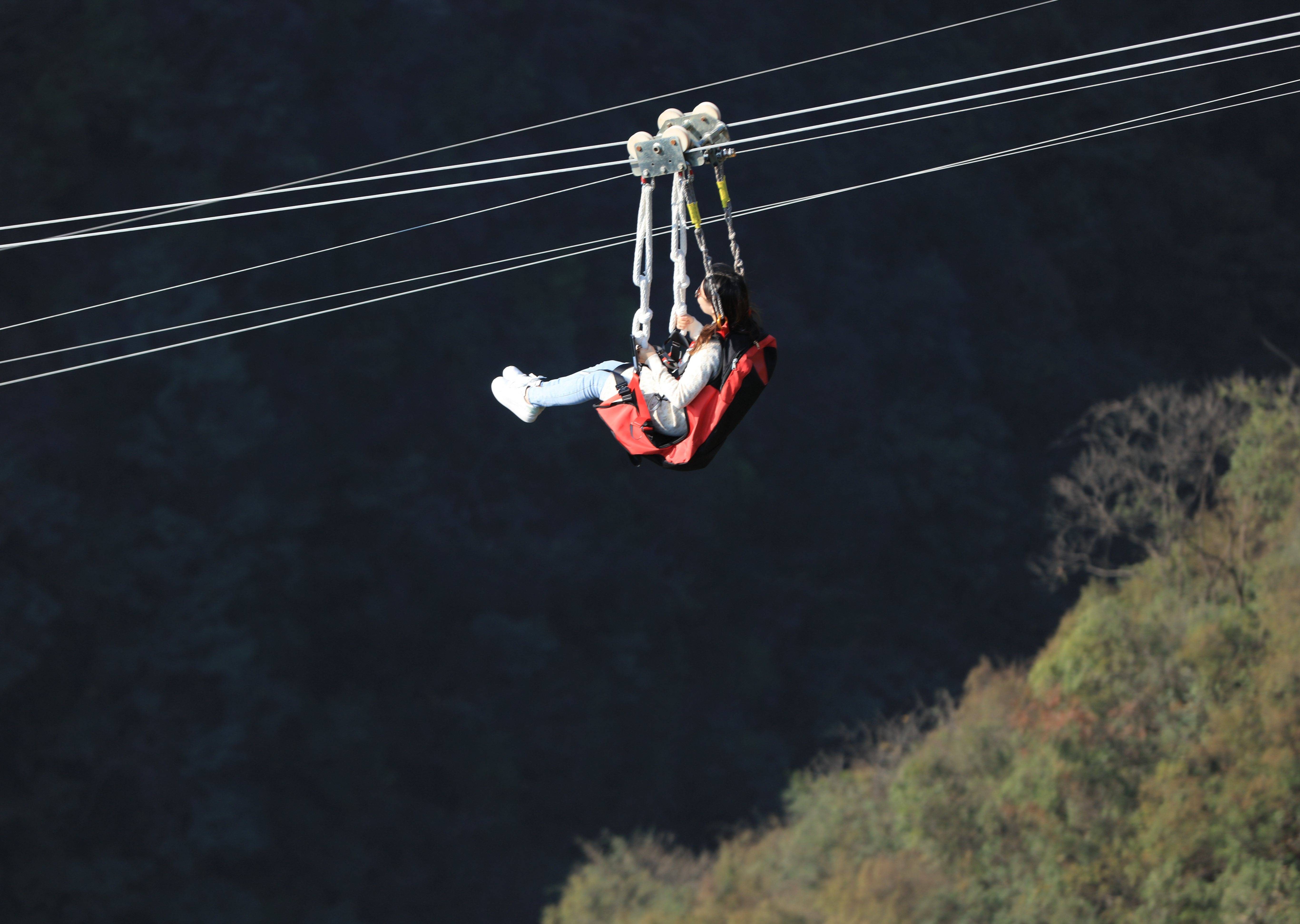 11月14日,游人在张家界大峡谷景区体验高空滑索