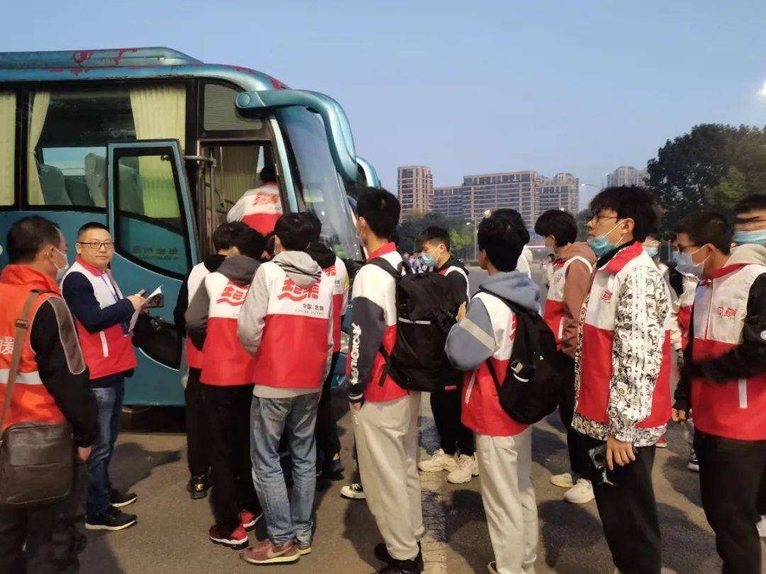 宁职院阳明学院170名志愿者热情服务2020"平安余姚杯"城市半程马拉松