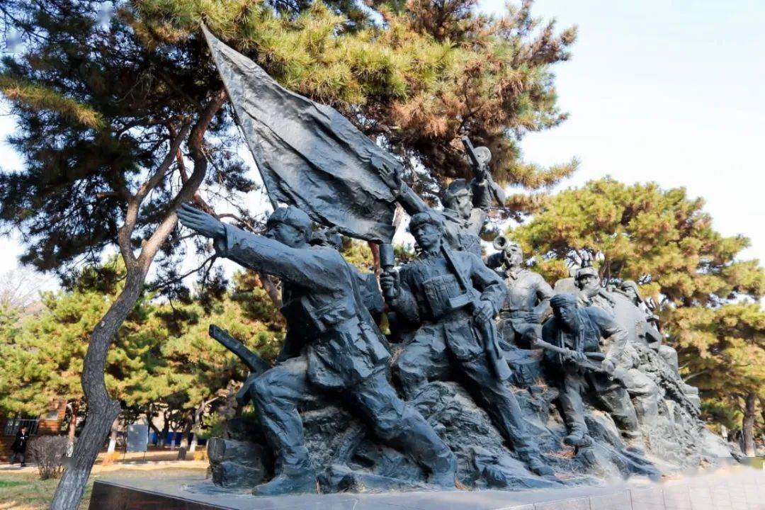上午10时,大家有序进入抗美援朝烈士纪念馆参观,回顾那段波澜壮阔的