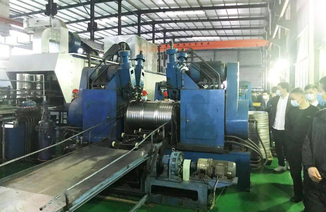 参观走进重庆康达机械集团有限责任公司的制桶车间