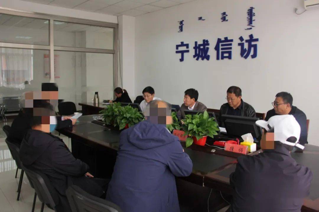 10月21日,宁城县政府副县长夏景图到县党委政府联合接访中心接待来访