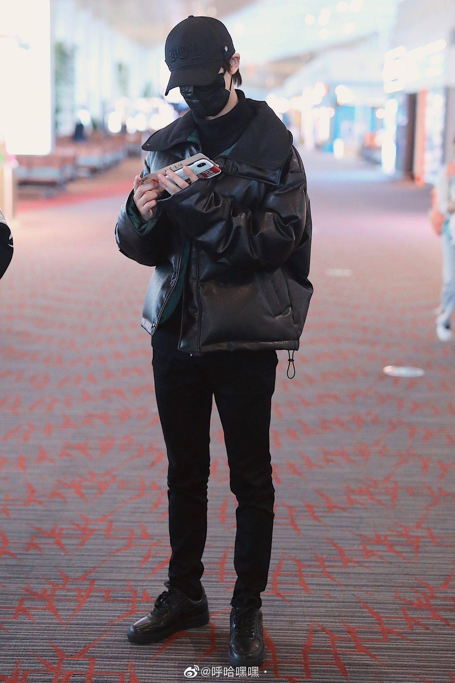 丁程鑫allblack现身厦门机场咱们酷着呢