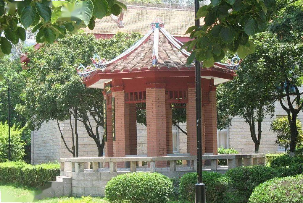 答案(滑动查看完整答案)琢玉亭位于致远楼旁,可从南校区篮球场对面长