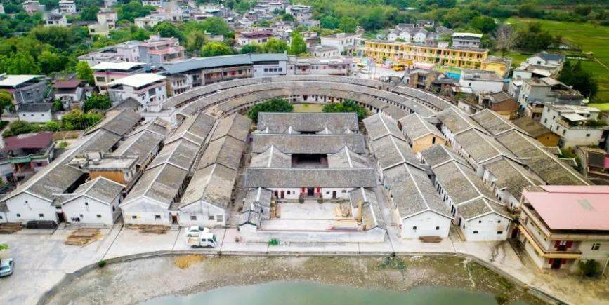 (距梅州东线丙村收费站约10分钟车程)仁厚温公祠休闲度假功能为一体.