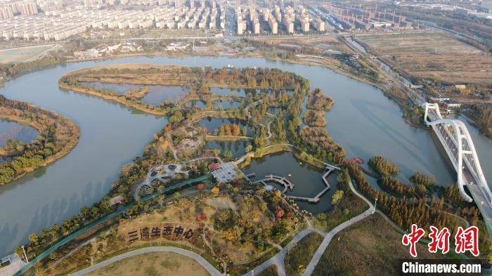 航拍初冬的揚州運河三灣生態文化公園,碧波盪漾,層林盡染. 孟德龍 攝