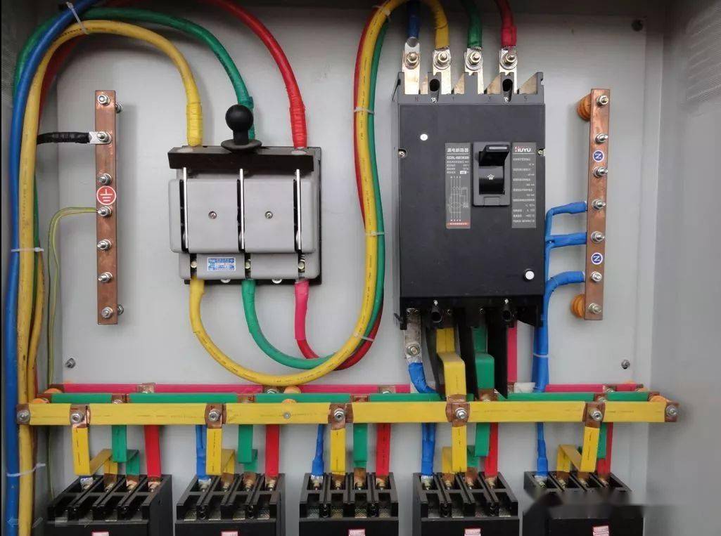 二级配电箱不设pe线,n线端子排,乱拉乱接.