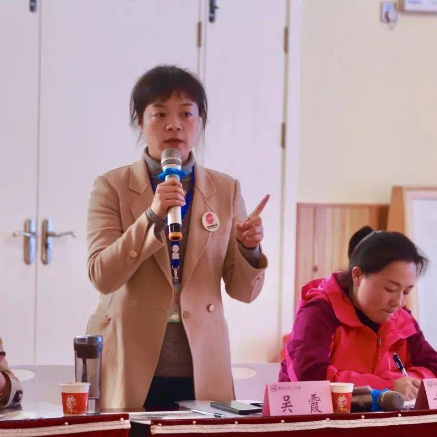 吴霞分别开展了《幼儿园新教师沟通与合作的有效策略》专题培训和《新