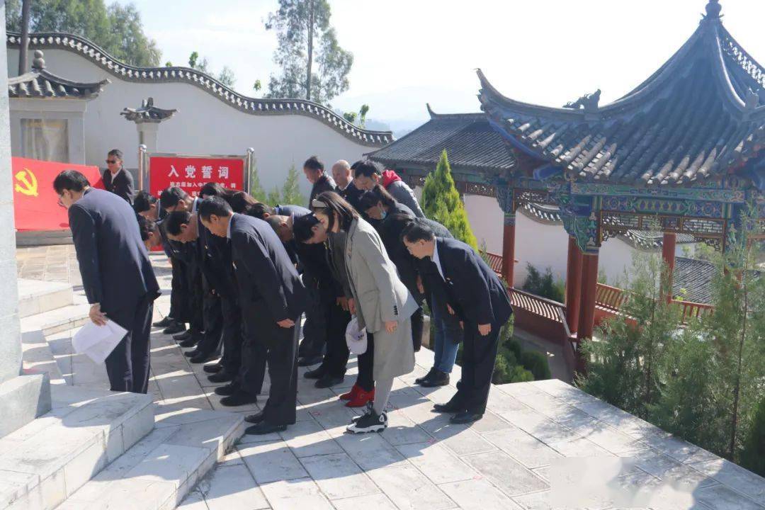 在趙祚傳烈士陵園,全體人員在趙祚傳烈士墓前肅立默哀,集體三鞠躬