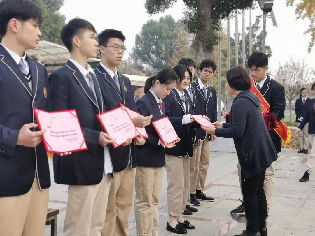 登上你我自己的舞台共创国高精彩生活南外仙林分校国际高中新老学生会