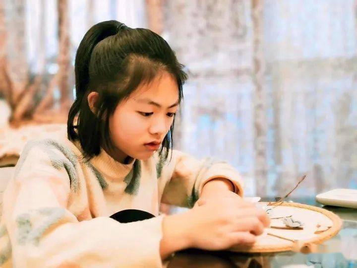 黄靖涵性格开朗,活泼好动,热爱歌舞,善于交际及表演,脸上总是挂着自信