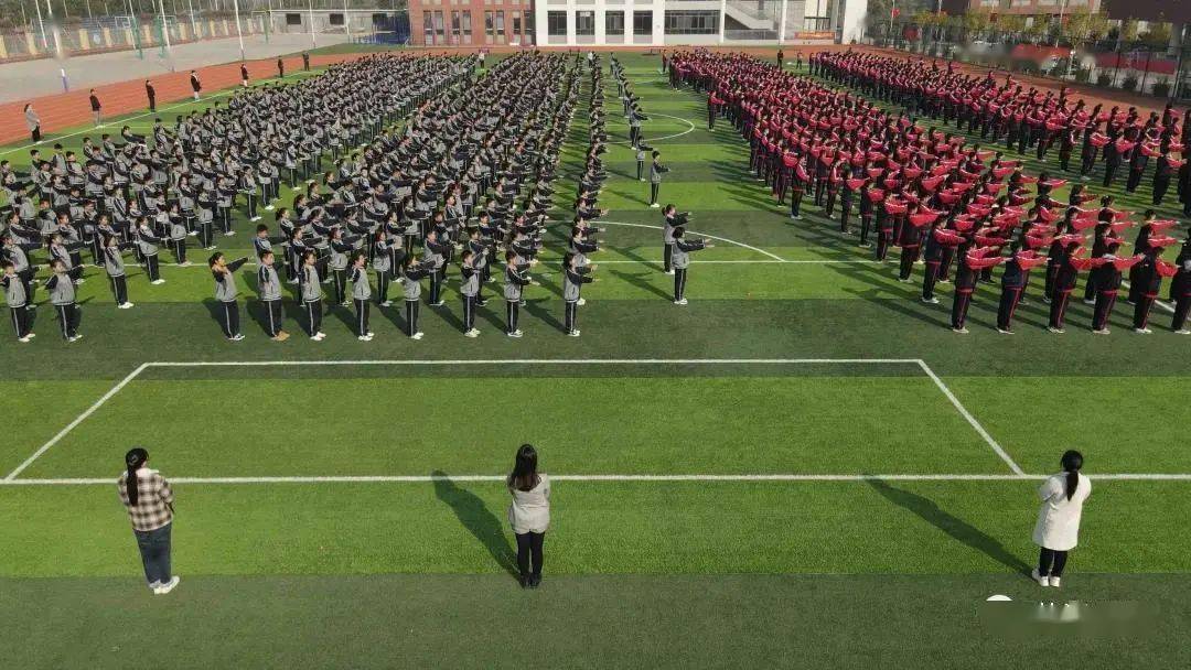 课间操是学校素质教育的重要环节,巨野县彭泽中学的课间操活动内容
