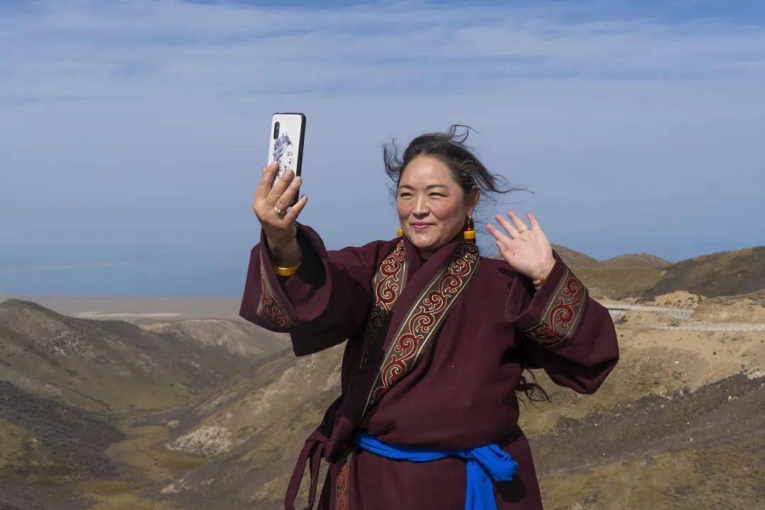 她也能自信地开播"大家好,我是扎西卓玛,这里是青海湖边的江西沟乡