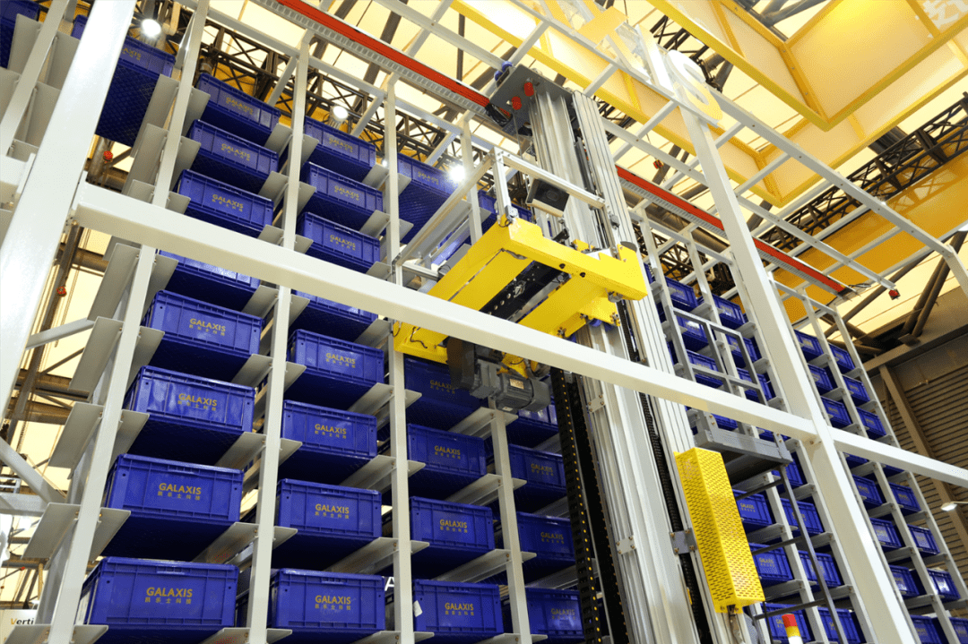 凯乐士箱式堆垛机是以料箱(纸箱,塑料箱)为存取主要单元,以有轨巷道料