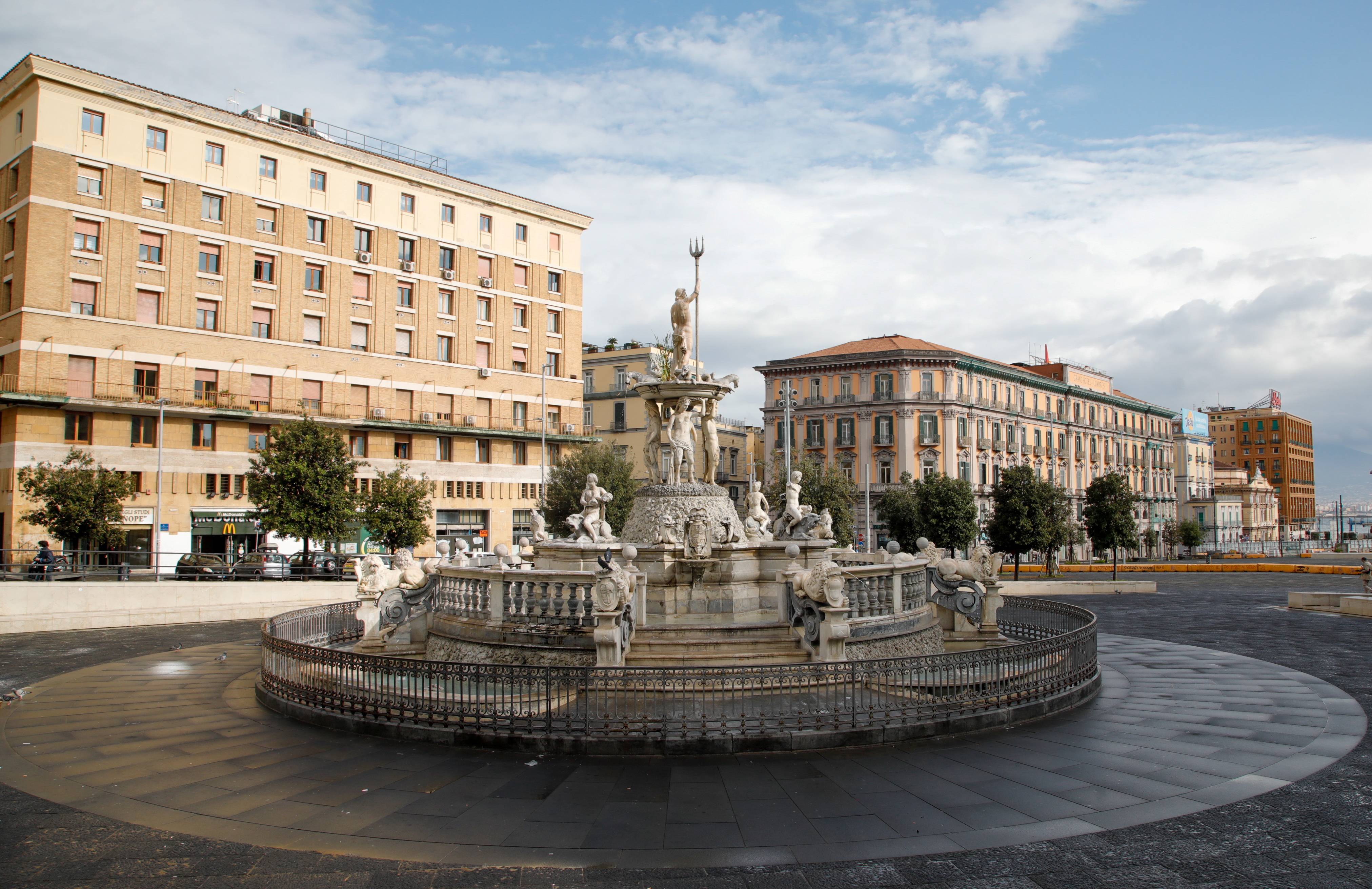 这是11月16日在意大利那不勒斯拍摄的空荡的广场