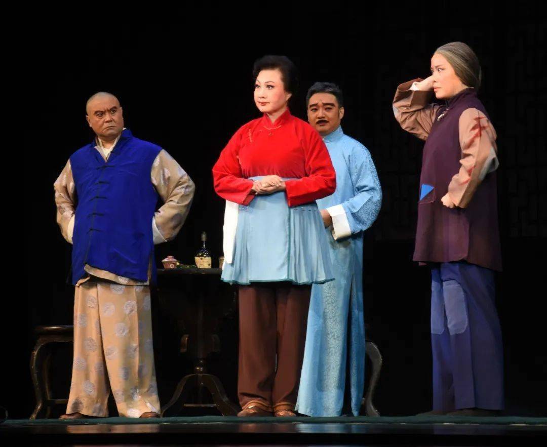 王蓉蓉、杨少彭领衔主演京剧《沙家浜》 看阿庆嫂智斗刁德一-搜狐大视野-搜狐新闻