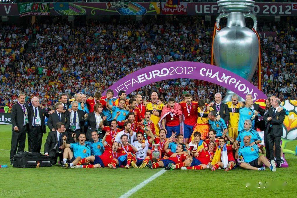 天下足球评20年最佳阵容c罗梅西入围中场大师谁与争锋