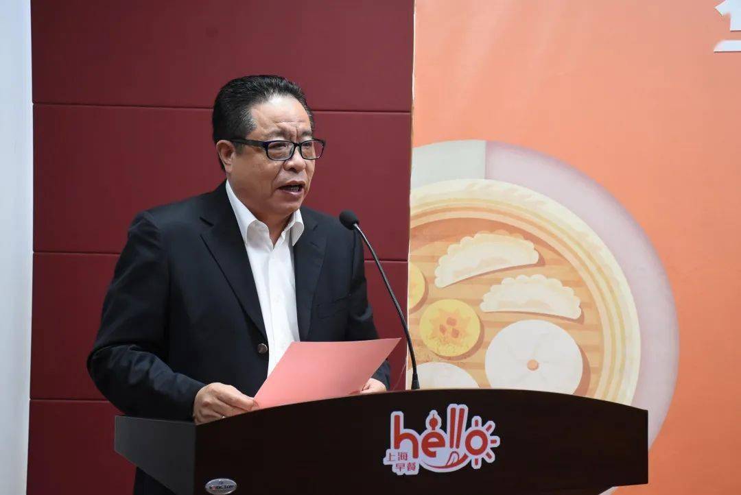 上海龙神食品(集团)董事长吴士良在仪式上发布了早餐餐车网点推进计划