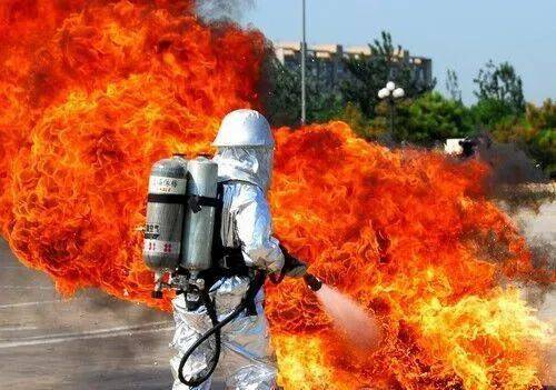 "冷却灭火",顾名思义,通过一定手段降低可燃物的温度,将其控制在燃点