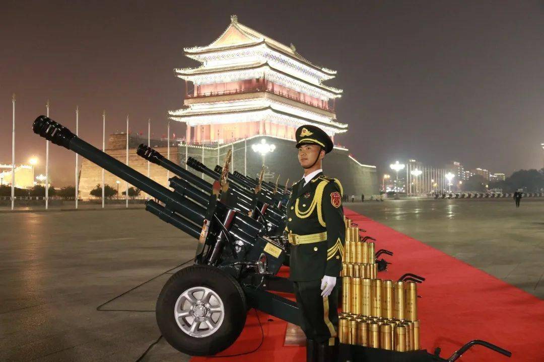 多人曾参加建国70周年,建军90周年和白俄罗斯独立日等大型阅兵仪式,并