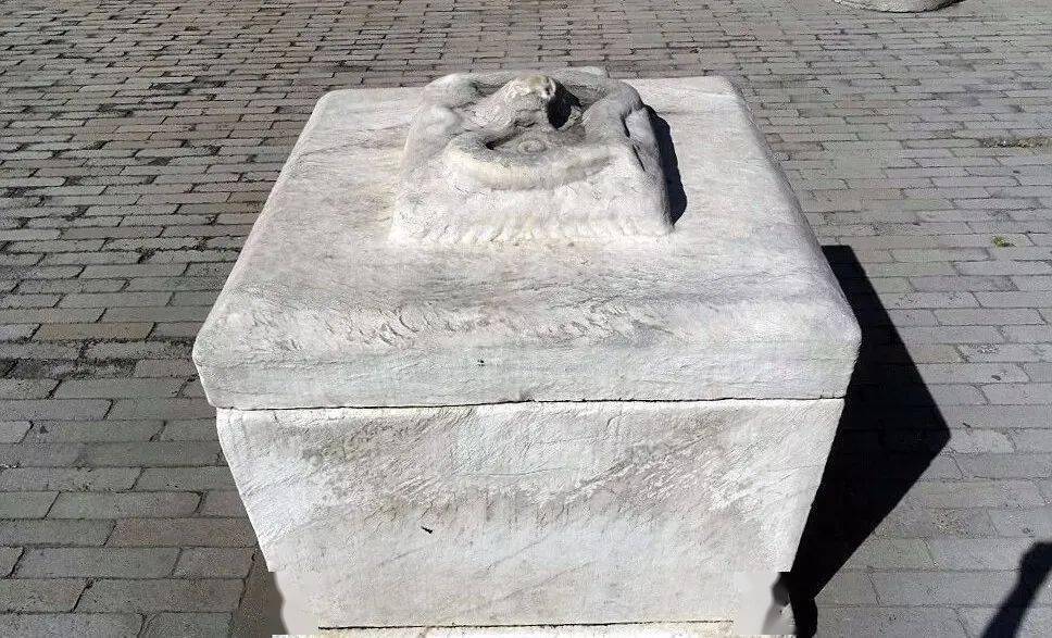 于是就有人提出,这石匣与屋顶宝匣类似,都是"镇物",无非是寓意皇室