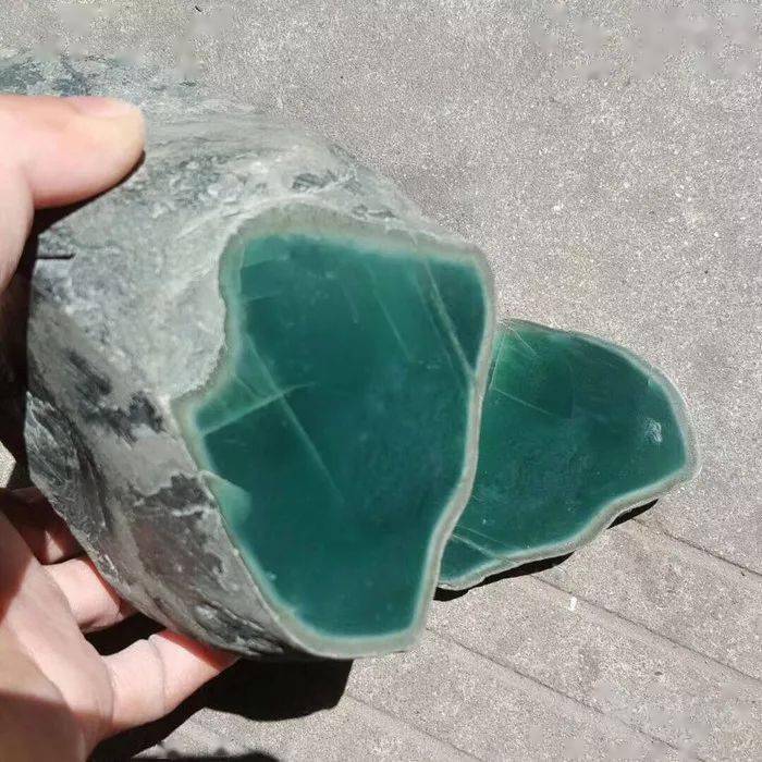 小伙3000拿下的翡翠原石,一刀切开冰种带晴底,价值瞬间暴涨!_吉祥