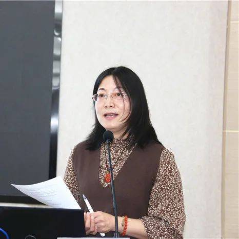 来自江阴市教师发展中心省特级教师潘开英,梁溪区教师发展中心李英