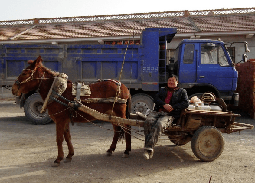 4,汽马车汽马车是在铁轮大车的基础上改装的.