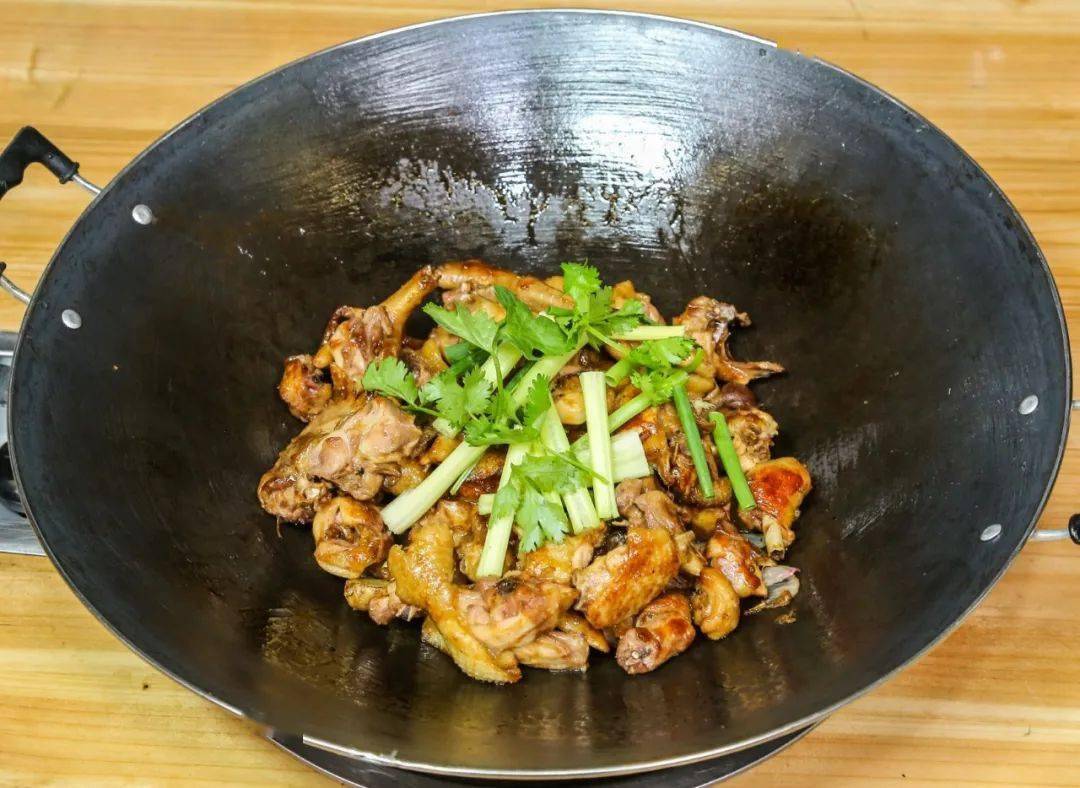 甜滑嫩,皮脆肉滑,肉质紧实味道浓郁,非常好下饭让鸡肉静静地躺在锅里