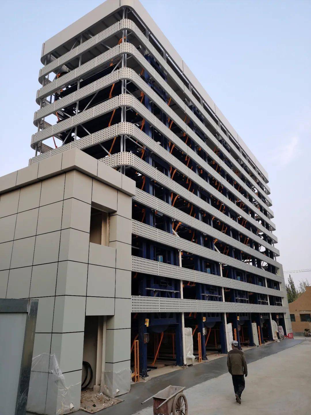 解决停车难保定智能立体停车楼月底投用