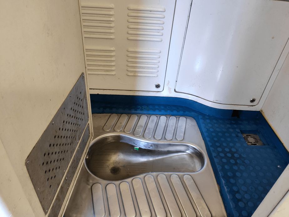 轨道两侧铁路客车逐渐出现了真空集便厕所2004年之后"集便"时代爽歪歪