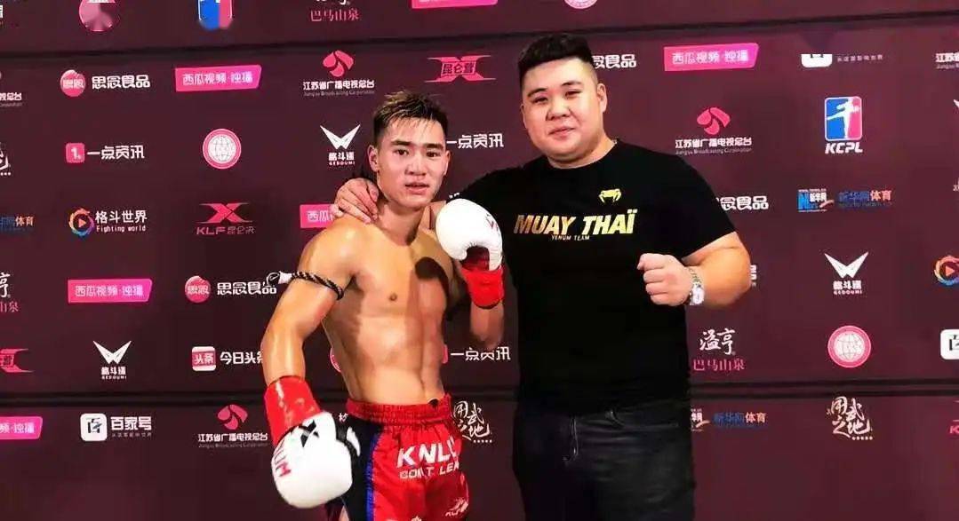 惺惺相惜泰拳张同康与恩师刘训通共同描绘格斗梦