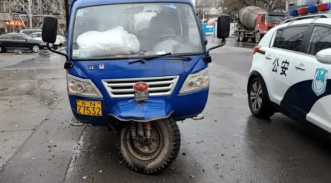 载客20余人这辆农用三轮车真能装