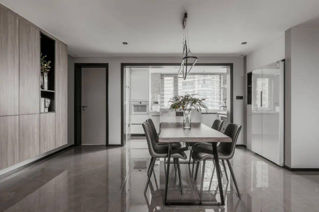 木色与餐桌相呼应,每一笔都有其用意,设计师尽量将效果图还原到真实