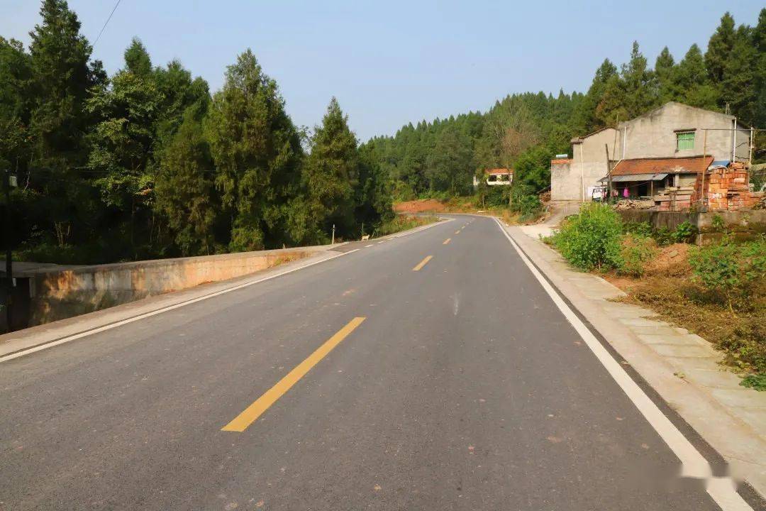 建设项目路线呈东向西走向,沿莲花湖南侧贯穿,路线起于遂乐路石龙庙村