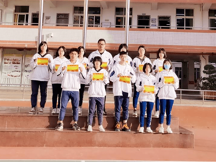 妙笔生花书香校园泉州现代中学开展十月征文现场作文比赛