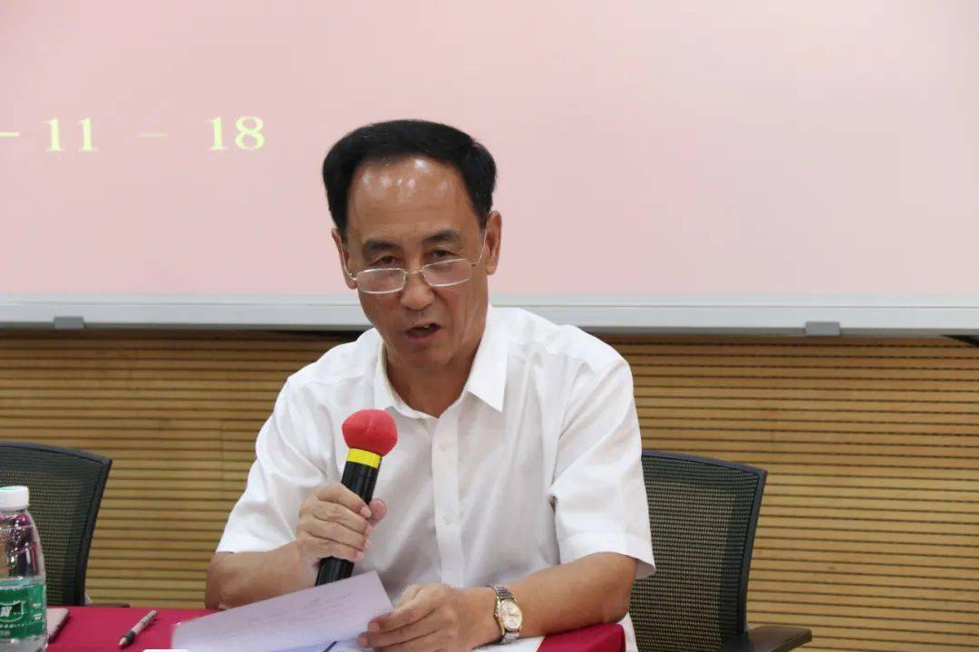 督导检查组成员与学校行政干部合影图/编辑:钟艳婷文/责任编辑:孙家祥