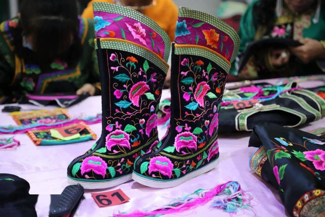 你看,你看!阿鲁科尔沁的刺绣水平