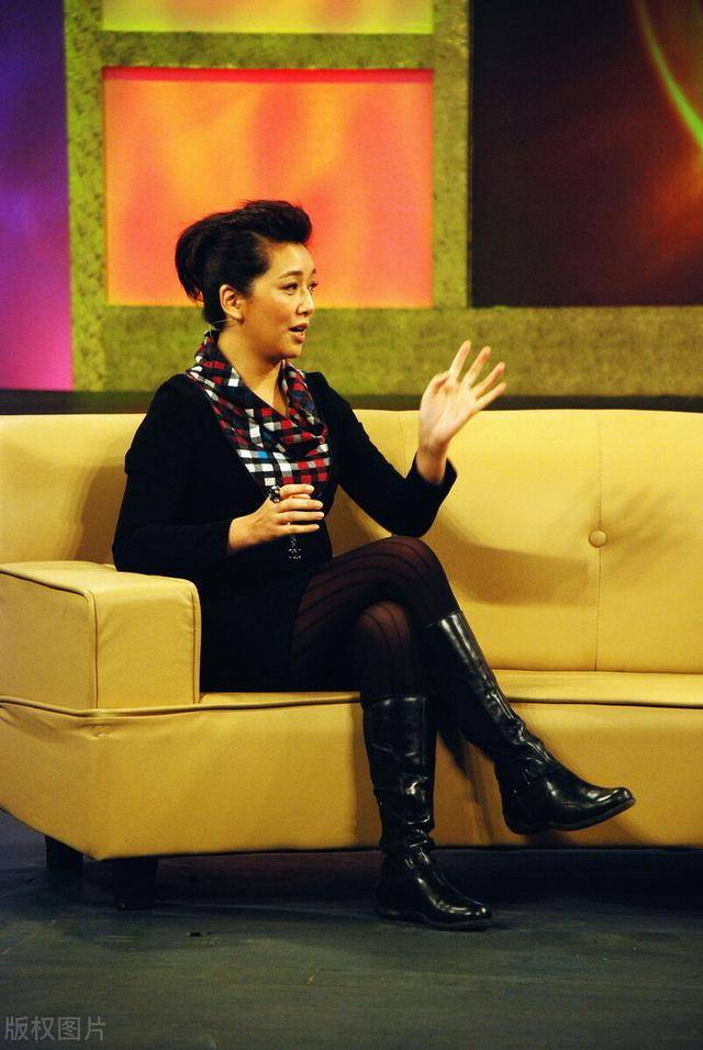 江珊越来越优雅穿黑色斗篷连体裤气质出众身材也是不输小姑娘