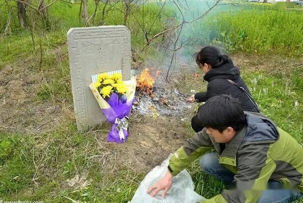 农村俗语月不上两次坟一人不上两年坟究竟啥意思