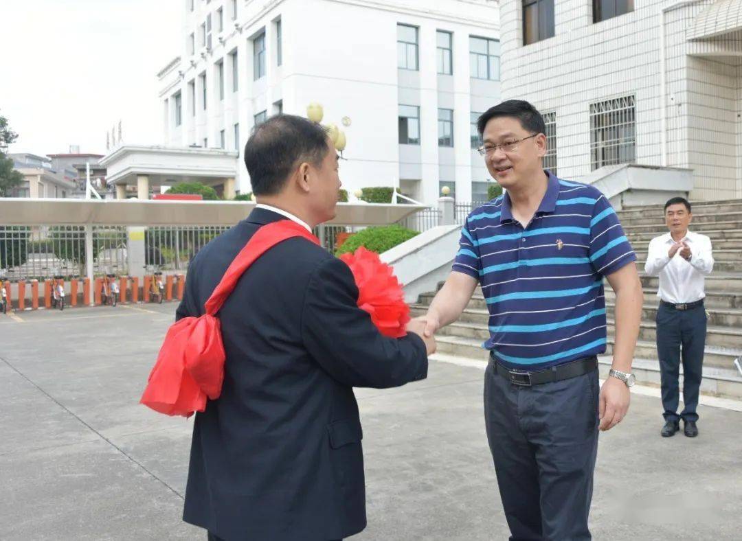 武平首位进京受奖的老师!他是谁?一起看欢送场面吧