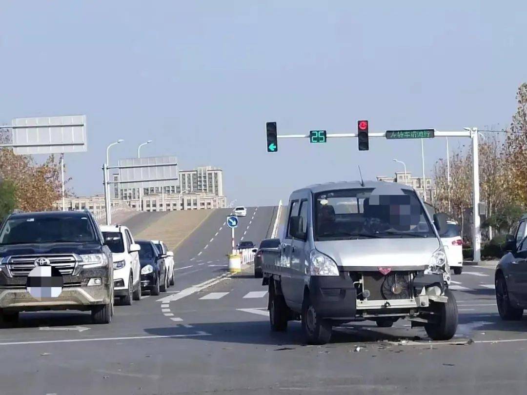 阳信两车在红绿灯路口发生碰撞现场