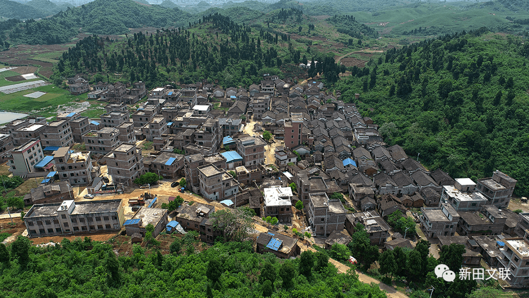 镇谈文溪村村庄全貌(郑时仁摄)文溪门楼(廖荔平摄)古村剪影(廖荔平摄)