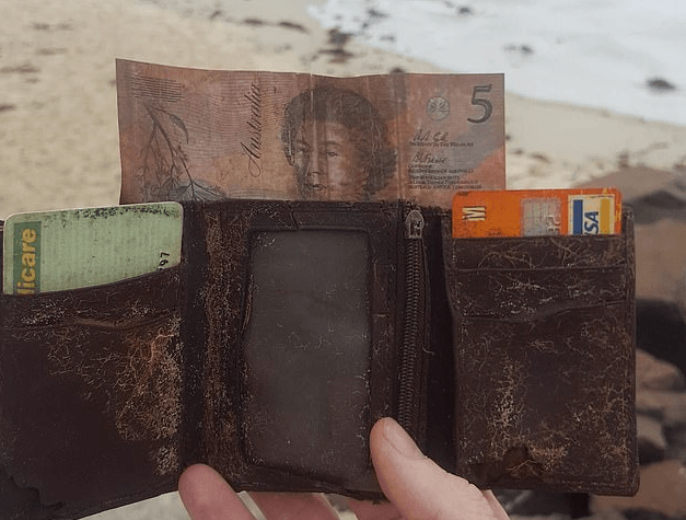 活久见澳男遗失26年的钱包竟然被大海送了回来