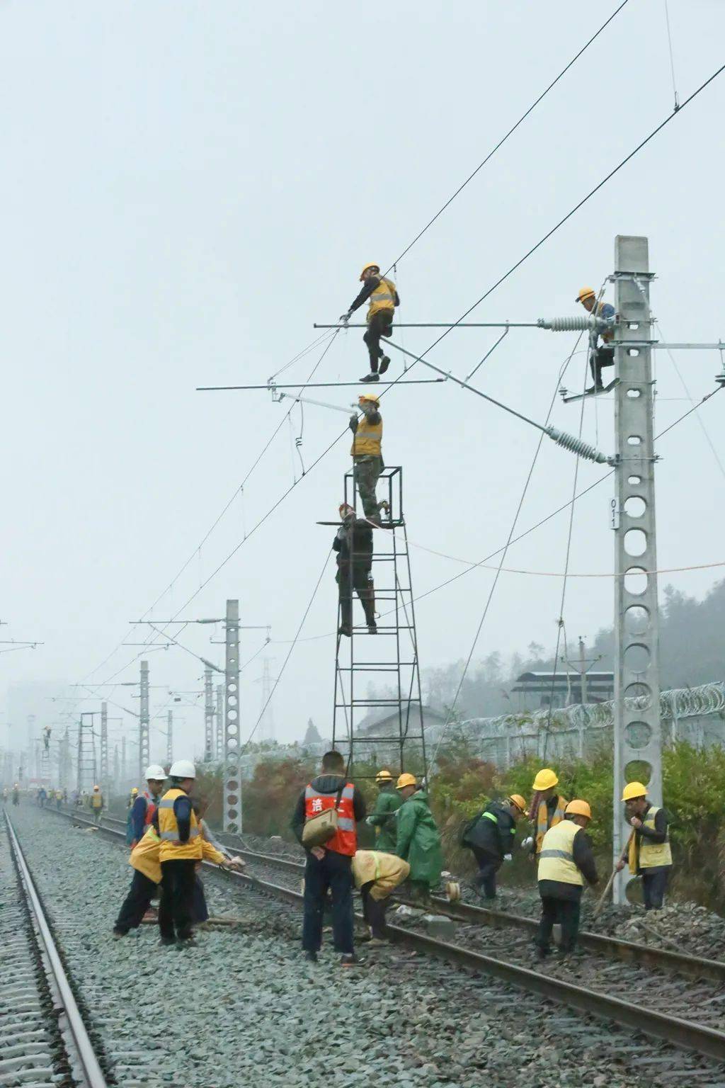 11月20日,重庆供电段施工人员在秀山站架设承力索和接触线
