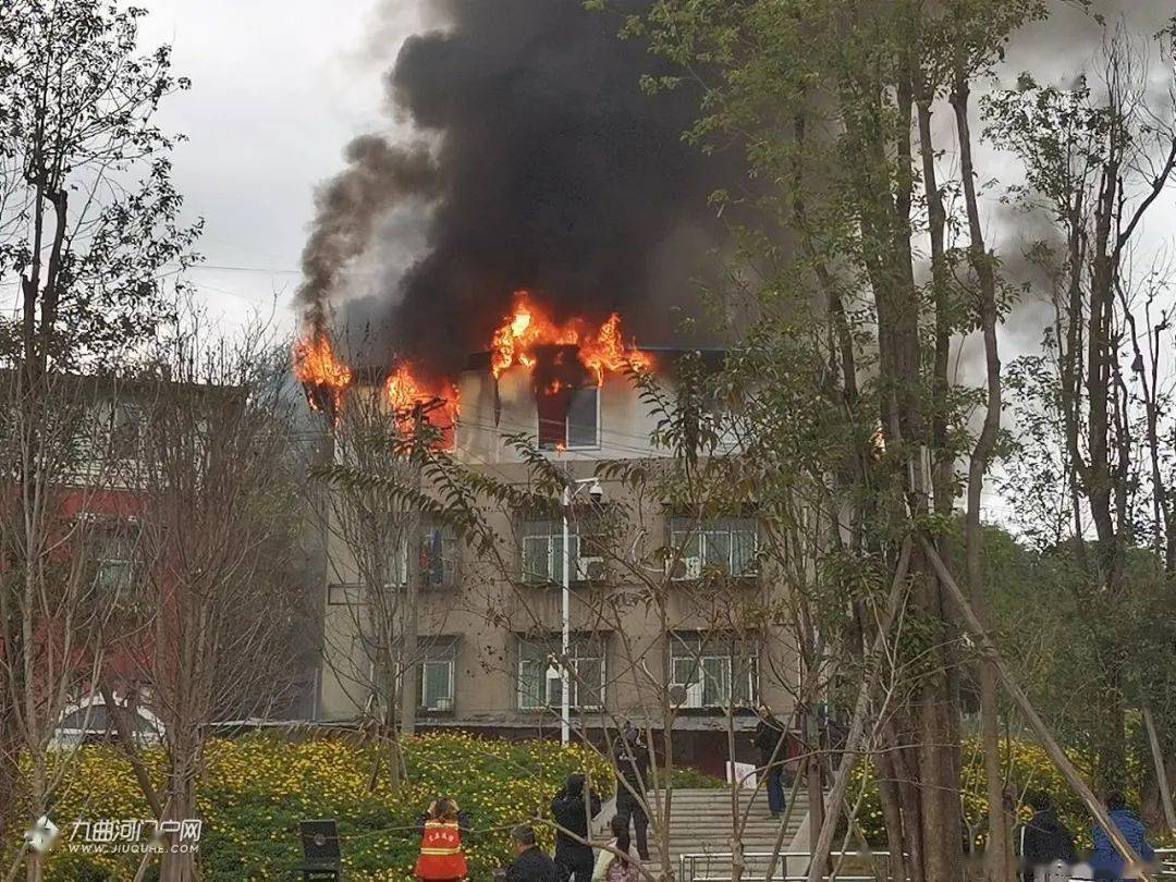 着火了资阳西门铁路桥旁一居民楼顶楼被烧毁